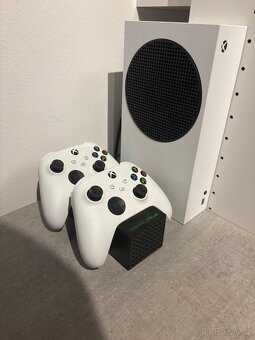 Xbox series S + 2 klasické ovladače a elite ovladač - 5