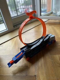 Auto tahač s vystřelovací dráhou Hotwheels - 5