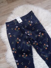 Jarní - letní kalhoty s květy H&M - 5