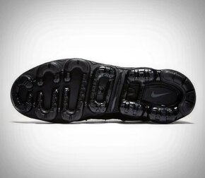 NIKE Air VaporMax PLUS 2019 "Triple black" - 5