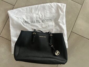 Prodám černou koženou kabelku zn. Michael Kors - 5