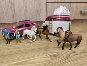 Schleich Dobrodružné auto s přívěsem a mycím boxem - 5