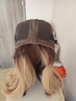 Nová přirozená blond Lacefront paruka s tmavým odrostem - 5