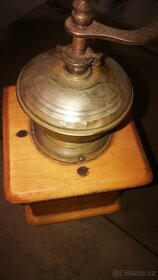 Starý ruční mlýnek na koření - 5