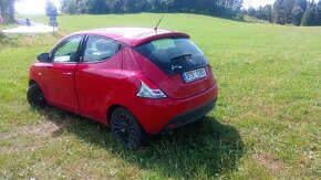 Lancia y 1.2 benzín 2015 - 5