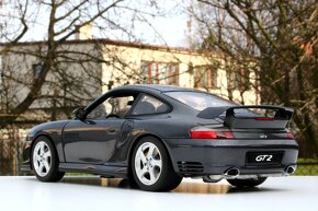 PORSCHE 911/996 GT2 / AUTOart 1:18 - 5