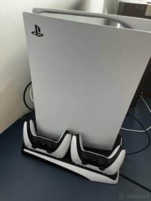 PLAYSTATION 5 + chladící stojan + dva ovladače - 5