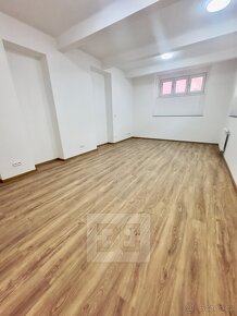 Pronájem bytu po celkové rekonstrukci 1+kk, 32 m2 - Praha -  - 5