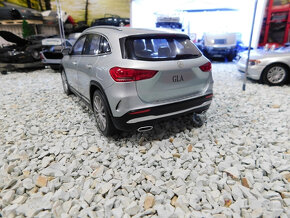 model auta Mercedes GLA  1:18 - 5