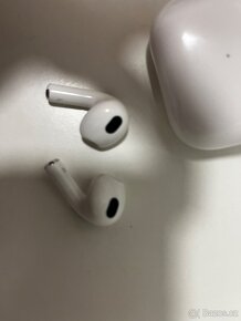 Apple AirPods 2022 s Lightning pouzdrem - 5