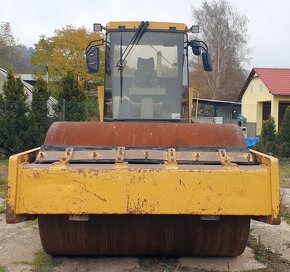 15.6t/2.1m válec CAT CS583 vibrační - 5