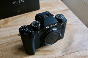 Fujifilm X-T5 telo + klec + monitor Feelworld + příslušenstv - 5