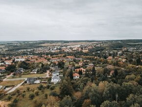 Krásný, rohový stavební pozemek 1235 m2 v Mníšku pod Brdy - 5