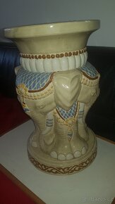 Porcelánový zdobený stolek se slony výška 50cm,šířka 30cm - 5