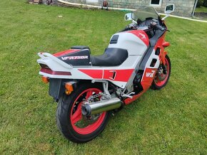 Honda VFR 750 F RC24 - 5