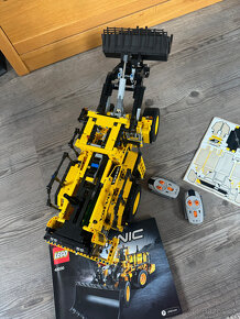 Lego Technic VOLVO bagr 42030 na ovládání - 5