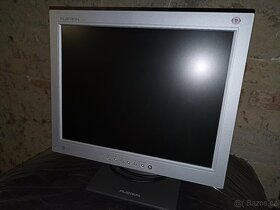 Starší kancelářské PC + LCD Monitory - 5
