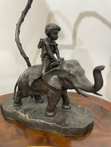 Krasna Figuralni lampa Chlapec na slonovi - 5
