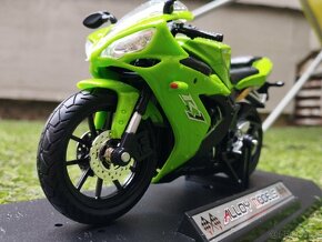 Yamaha YZF-R1 (model 1:12) - 5