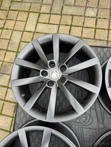 ORIGINÁL Alu Škoda ALARIS 5x112, R18 - TOP STAV - 5