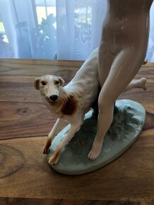 Nadherná socha akt ženy se psem - 5