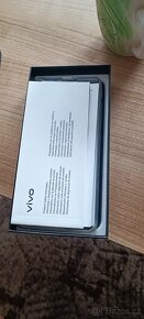 Tři měsíce starý mobil Vivo v40s 5G se zárukou - 5