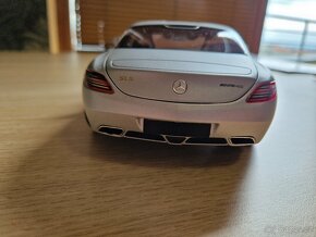 1/18 Mercedes SLS AMG 2010 Minichamps stříbrný - 5