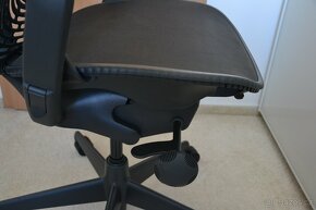 Kancelářská židle Herman Miller Mirra (PC 29 000,-) - 5