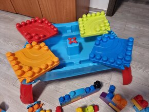 Stolek Mega Bloks včetně kostiček - 5