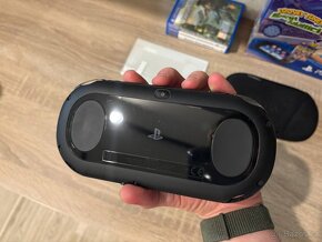 PS Vita PCH-2016 + 6 her + příslušenství - 5