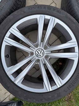 Originální alu disky VW 8Jx18 + letní pneu 235/45 R18 - 5