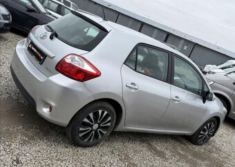 Toyota Auris 1,6 1.MAJITEL ČR 60tKm +ALU benzín manuál 97 kw - 5