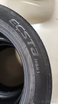 215/55/18 Kumho Ecsta HS51V, DOT 2622, 7.5mm-6.5mm. - 5