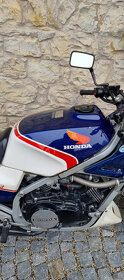 Honda VF 750 F - 5