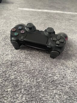 Playstation 4 s mechanikou + 2 ovladače černý a bílý - 5