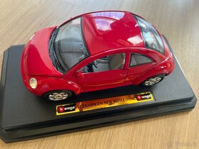 Bburago VOLKSWAGEN New Beetle 1998 červený 1/24 - 5