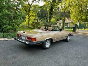 Mercedes-Benz 380 SL r.1984 zlatá/palomino - 5