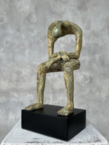 Bronzová socha sedícího truchlícího obra, 15cm - 5