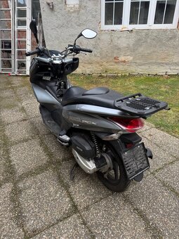 Bouraný skútr Honda PCX 125. 2014 - 5