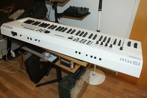 Prodám syntezátor Yamaha MX61 Version 2 White - 5