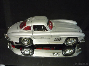 Mercedes Benz 300 SL stříbrný Bburago 1/18 - 5