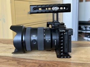 Sony a6500 + SONY 16-55 2.8 G, 5 baterií, klec, handle, grip - 5