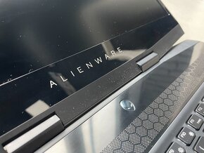 herní Dell Alienware M15 - i7 6jádro, 144Hz LCD,GTX 1070 8GB - 5