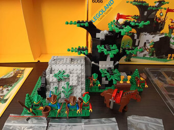 LEGO Castle 6066 Camouflaged Outpost - 5