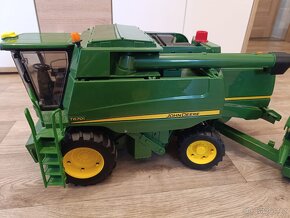 Traktor a kombajn John Deere - 5