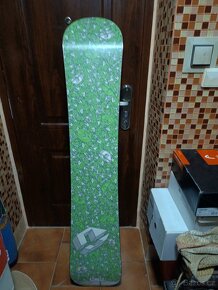 Prodám úplně nový snowboard DRAKE 156cm dlouhý. - 5