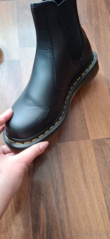 Prodám dámské boty Dr. Martens Chelsea, černá - 5