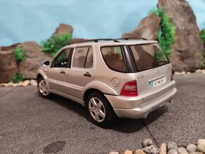 prodám model 1:18 mercedes benz ML55 AMG - 5