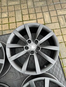 ORIGINÁL Alu Škoda ALARIS 5x112, R18 - TOP STAV - 6