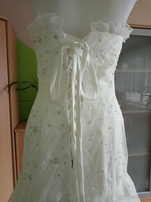 bílé, tylové, vyšívané, svatební šaty s korálky a vlečkou - 6